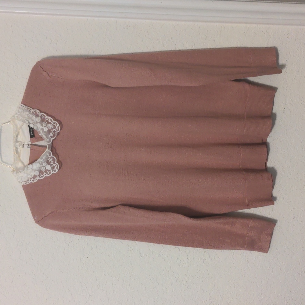 Cable & Gauge Women's Pink Sweater Top with White Lace Collar. Size M